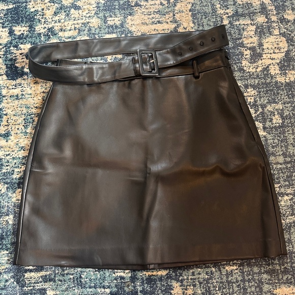 Loft black petite 6 faux leather skirt with belt - Picture 1 of 5